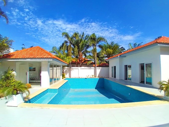 House for sale Pratumnak Pattaya showing the pool and guest bedroom suites