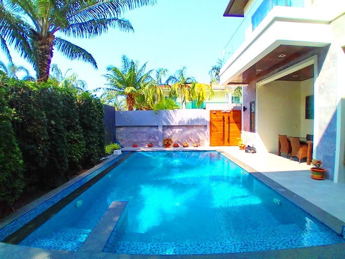House for sale Pratumnak Pattaya showing the private pool House for sale Pratumnak Pattaya showing the private pool
