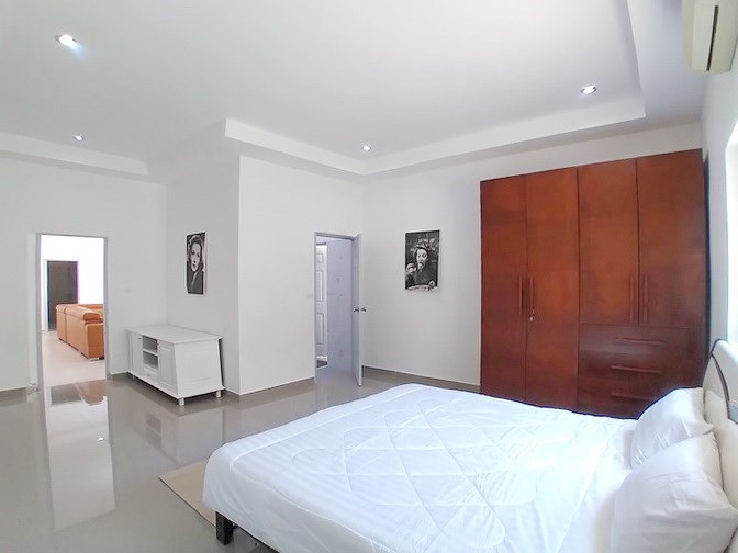 House for sale Pratumnak Pattaya showing the fifth bedroom suite 