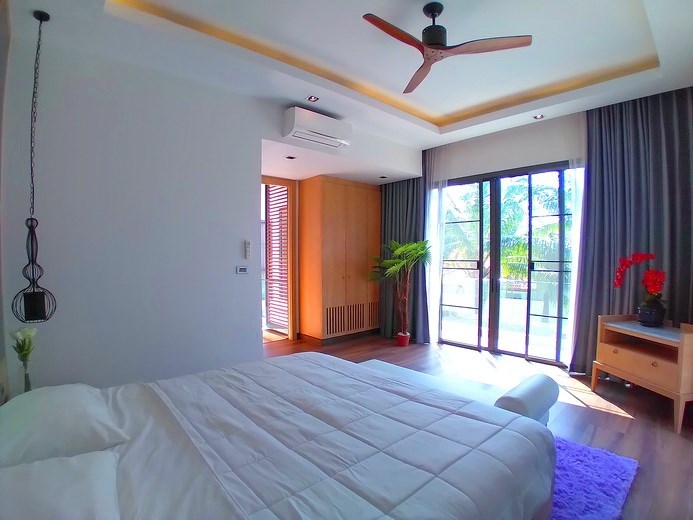 House for sale Pratumnak Pattaya showing the third bedroom and balcony House for sale Pratumnak Pattaya showing the third bedroom and balcony