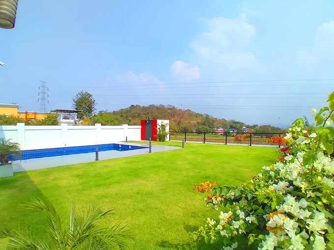 House for sale Siam Royal View Pattaya showing the garden and pool House for sale Siam Royal View Pattaya showing the garden and pool