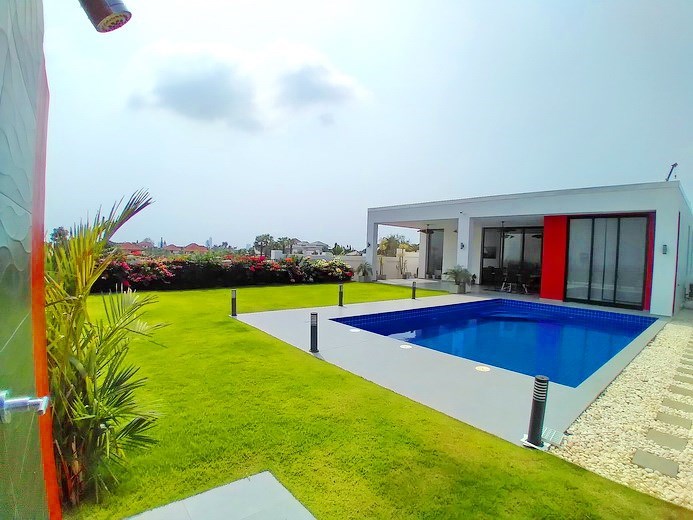 House for sale Siam Royal View Pattaya showing the house and pool House for sale Siam Royal View Pattaya showing the house and pool