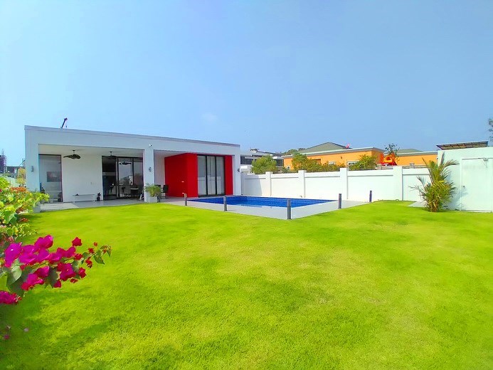 House for sale Siam Royal View Pattaya showing the house, garden and pool House for sale Siam Royal View Pattaya showing the house, garden and pool