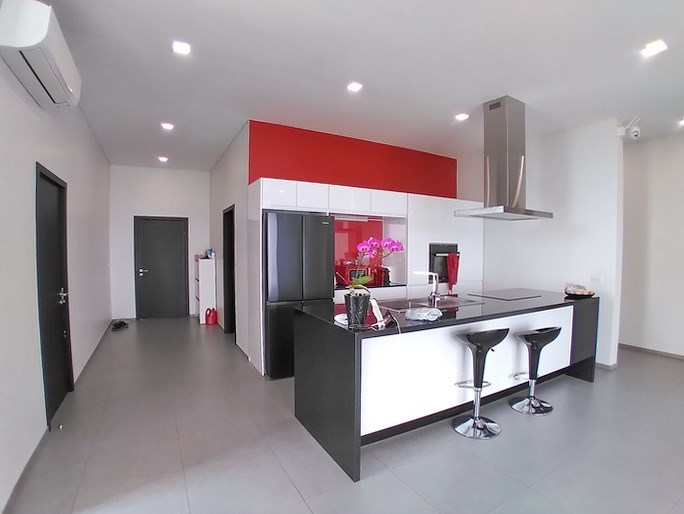 House for sale Siam Royal View Pattaya showing the kitchen and entrance House for sale Siam Royal View Pattaya showing the kitchen and entrance