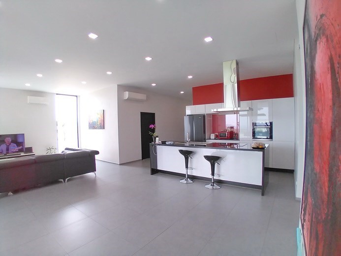 House for sale Siam Royal View Pattaya showing the living and kitchen areas House for sale Siam Royal View Pattaya showing the living and kitchen areas