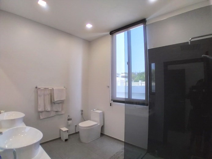 House for sale Siam Royal View Pattaya showing the master bathroom House for sale Siam Royal View Pattaya showing the master bathroom