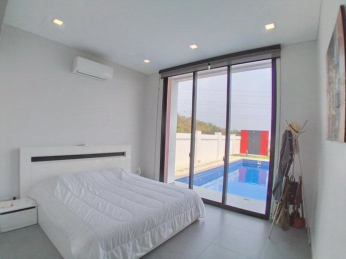 House for sale Siam Royal View Pattaya showing the master bedroom House for sale Siam Royal View Pattaya showing the master bedroom