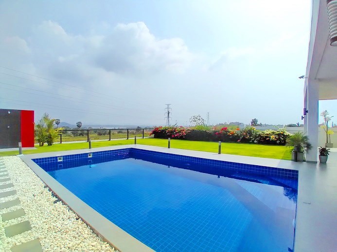 House for sale Siam Royal View Pattaya showing the pool and poolside shower House for sale Siam Royal View Pattaya showing the pool and poolside shower