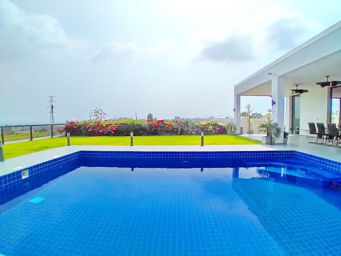 House for sale Siam Royal View Pattaya showing the pool and terrace House for sale Siam Royal View Pattaya showing the pool and terrace