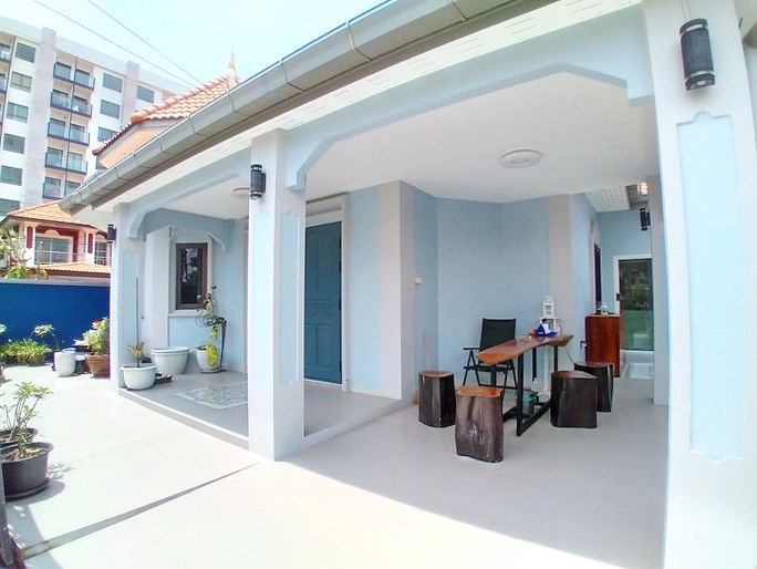 House for sale South Pattaya showing the carport House for sale South Pattaya showing the carport