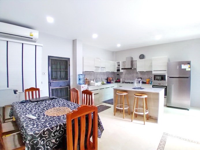 House for sale South Pattaya showing the dining and kitchen areas House for sale South Pattaya showing the dining and kitchen areas