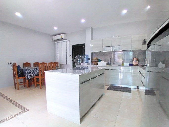 House for sale South Pattaya showing the kitchen and dining areas House for sale South Pattaya showing the kitchen and dining areas