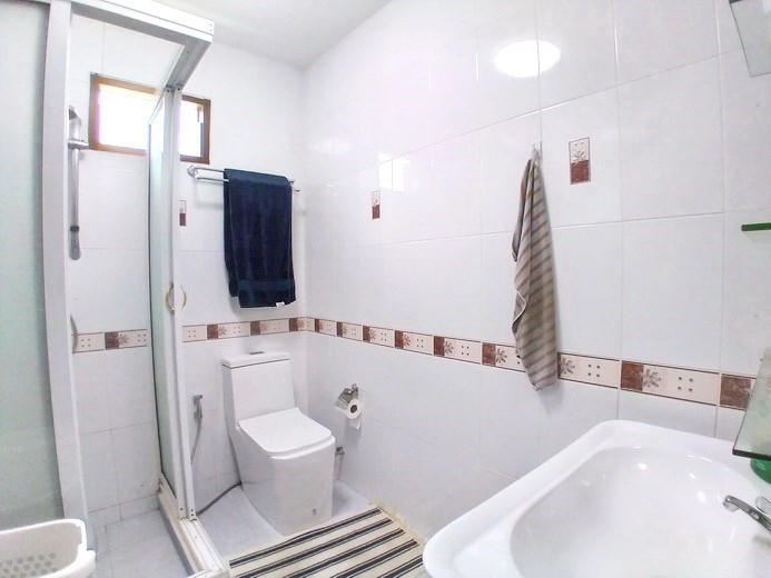 House for sale South Pattaya showing the master bathroom House for sale South Pattaya showing the master bathroom