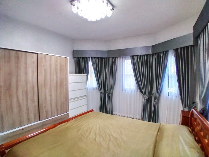 House for sale South Pattaya showing the master bedroom House for sale South Pattaya showing the master bedroom