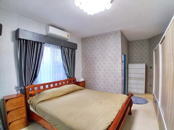 House for sale South Pattaya showing the master bedroom suite House for sale South Pattaya showing the master bedroom suite