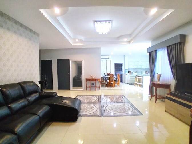 House for sale South Pattaya showing the large open plan living area House for sale South Pattaya showing the large open plan living area