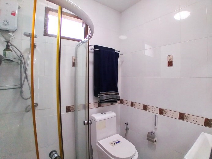 House for sale South Pattaya showing the second bathroom House for sale South Pattaya showing the second bathroom