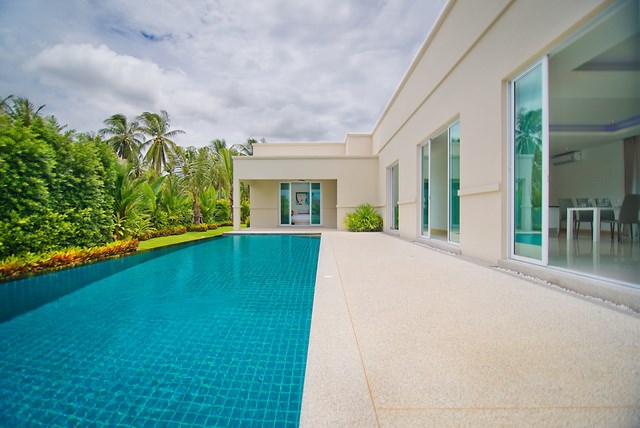 House For Sale Pattaya The Vineyard III showing the pool teraces