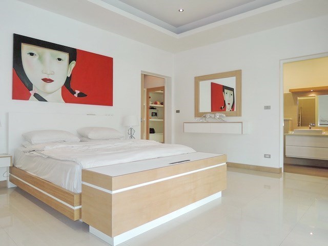 House for sale The Vineyard Pattaya showing the master bedroom suite