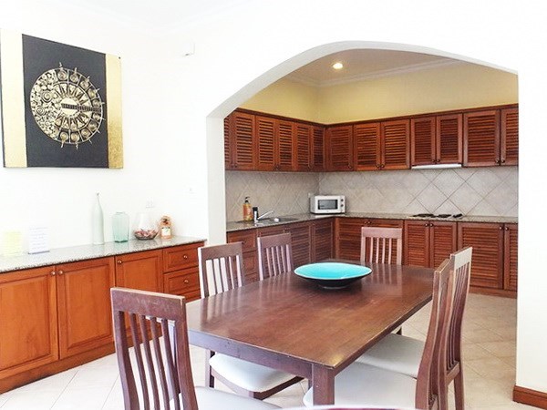 House for sale View Talay Villas Jomtien showing the dining and kitchen areas 