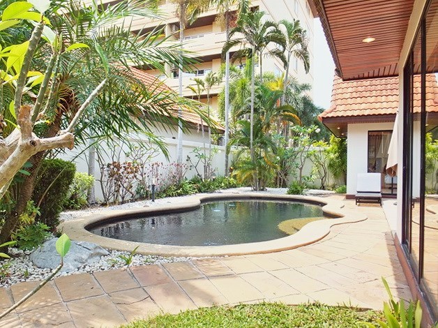 House for sale View Talay Villas Jomtien showing the pool and garden 