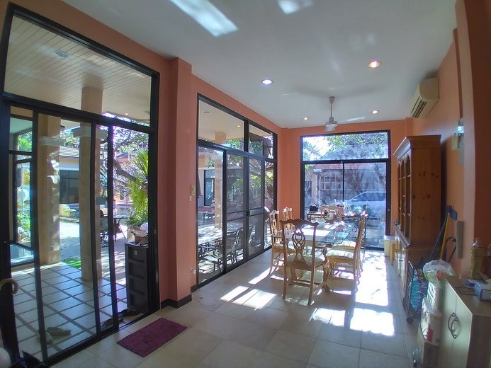 House for sale East Pattaya showing the dining area 