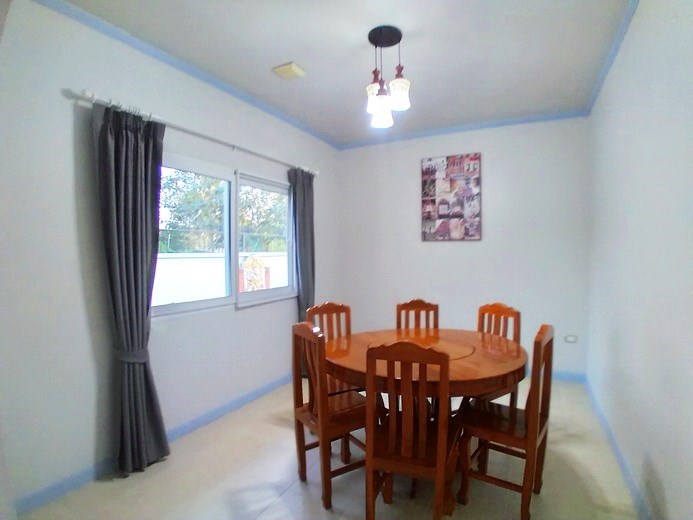 House for sale East Pattaya showing the dining area House for sale East Pattaya showing the dining area