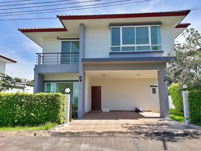 House for sale East Pattaya showing the house and carport House for sale East Pattaya showing the house and carport