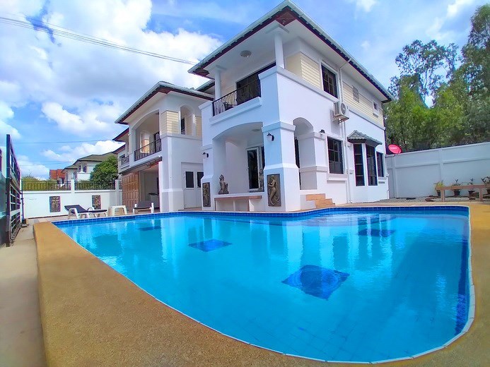 House for sale East Pattaya showing the house and pool 