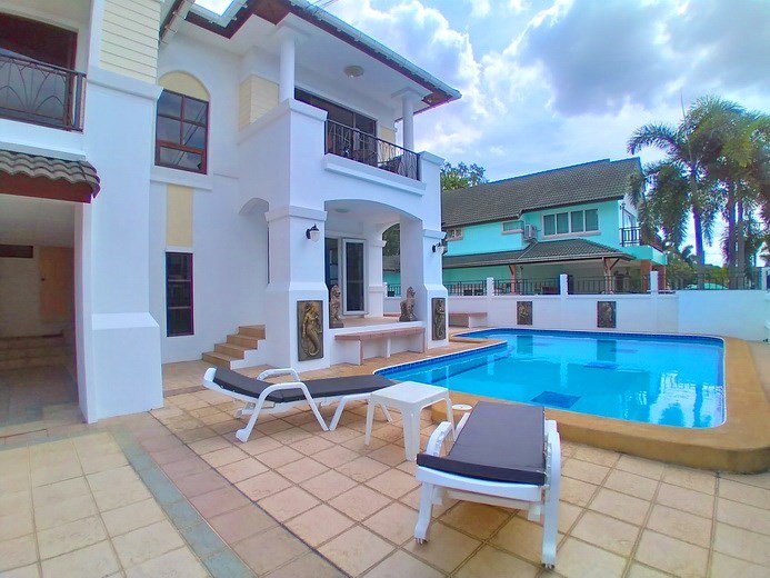 House for sale East Pattaya showing the house, terrace and pool