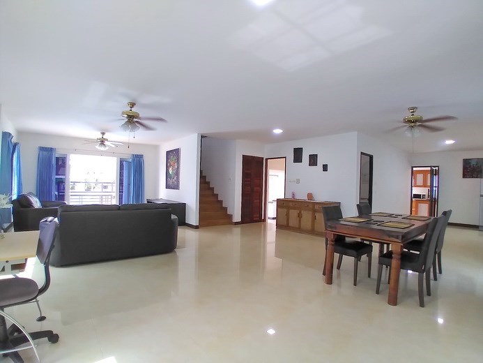 House for sale East Pattaya showing the living and dining areas 