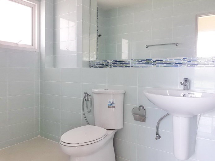 House for sale East Pattaya showing the master bathroom House for sale East Pattaya showing the master bathroom