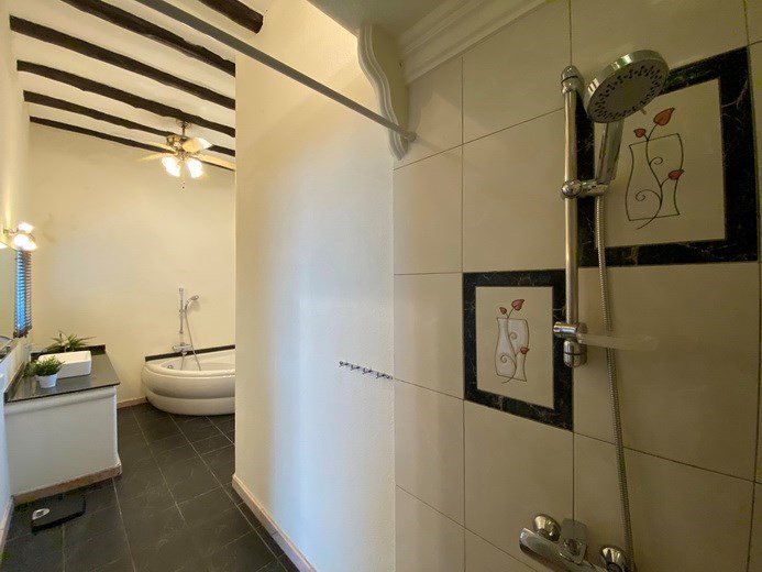 House for sale East Pattaya showing the master bathroom 