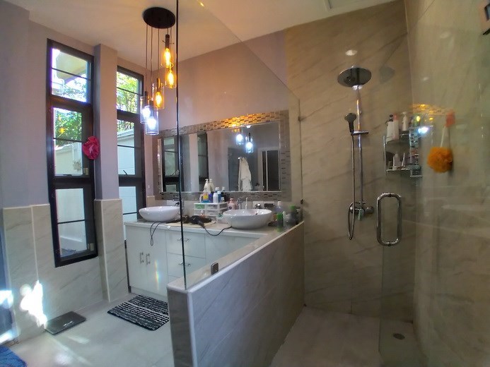 House for sale East Pattaya showing the master bathroom  