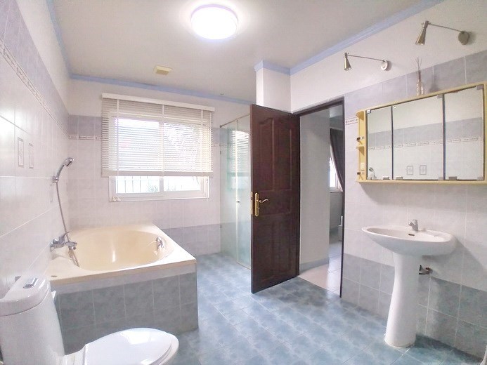 House for sale East Pattaya showing the master bathroom House for sale East Pattaya showing the master bathroom
