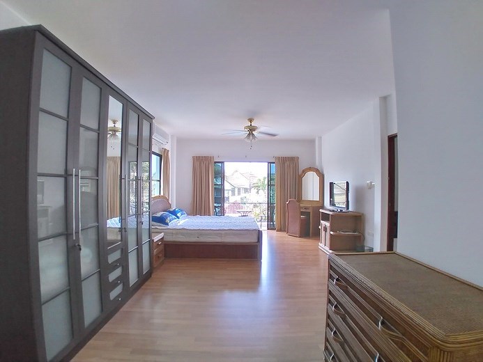 House for sale East Pattaya showing the master bedroom House for sale East Pattaya showing the master bedroom