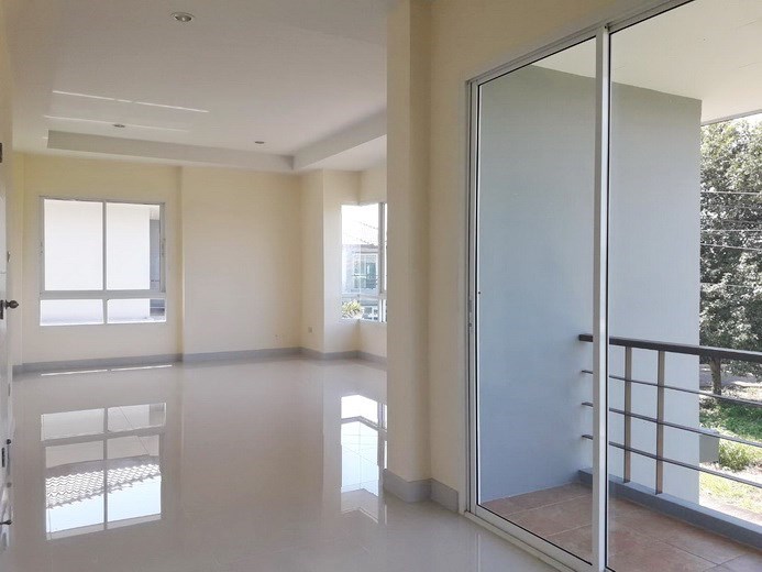 House for sale East Pattaya showing the master bedroom and balcony House for sale East Pattaya showing the master bedroom and balcony