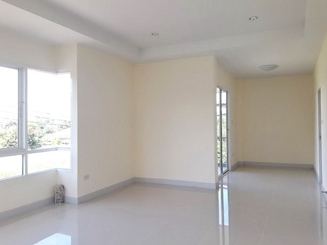 House for sale East Pattaya showing the master bedroom suite House for sale East Pattaya showing the master bedroom suite