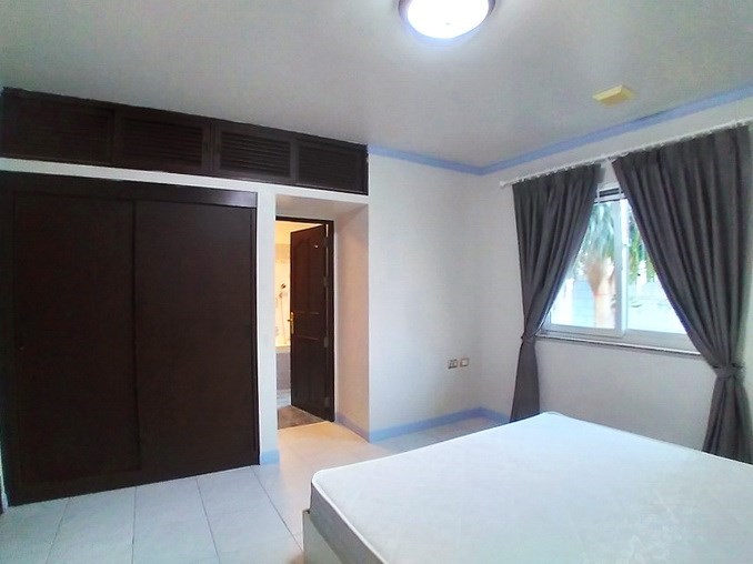 House for sale East Pattaya showing the master bedroom suite House for sale East Pattaya showing the master bedroom suite