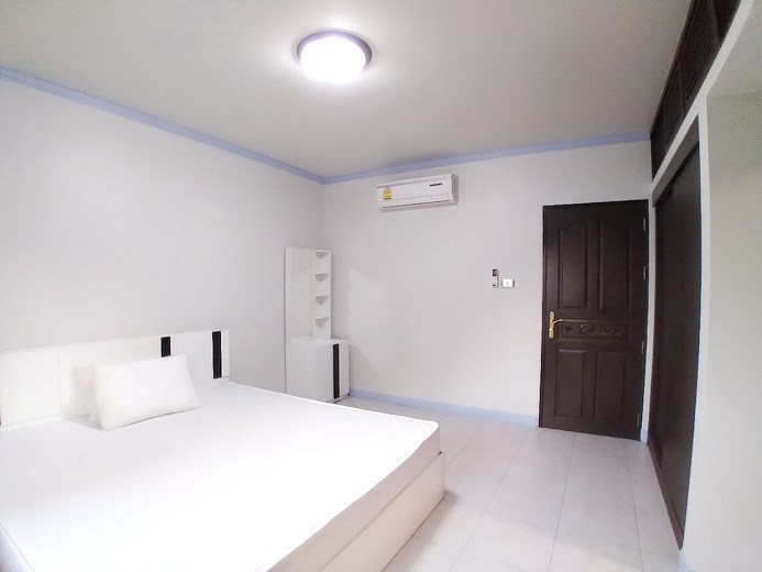 House for sale East Pattaya showing the master bedroom with built-in wardrobes House for sale East Pattaya showing the master bedroom with built-in wardrobes