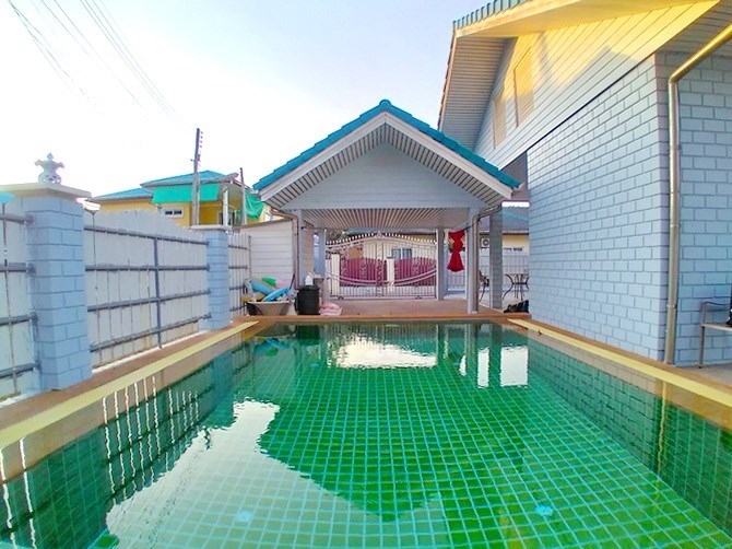 House for sale East Pattaya showing the pool and carport House for sale East Pattaya showing the pool and carport