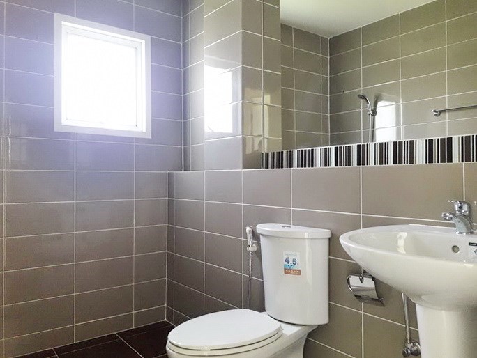 House for sale East Pattaya showing the second bathroom House for sale East Pattaya showing the second bathroom