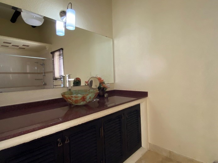 House for sale East Pattaya showing the second bathroom 