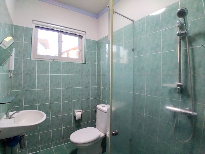 House for sale East Pattaya showing the second bathroom House for sale East Pattaya showing the second bathroom