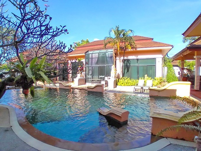 House for sale East Pattaya showing the terrace, pool and house 