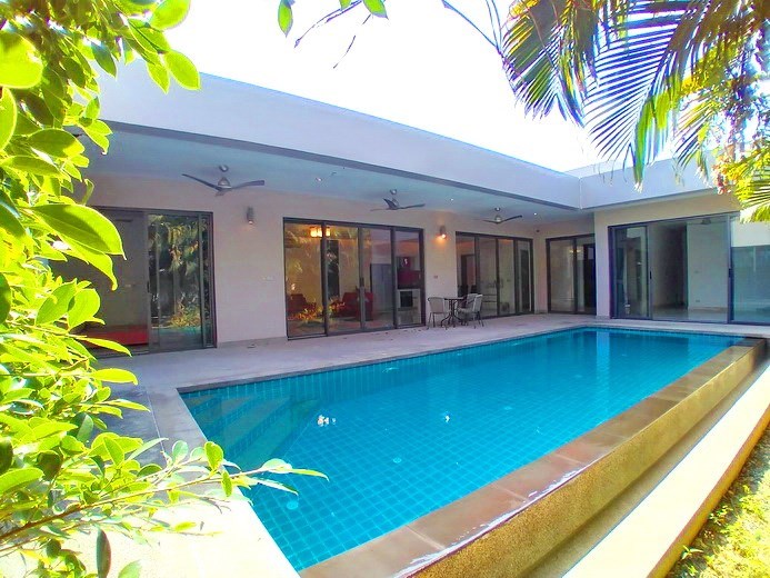 House for sale Mabprachan Pattaya showing the house and pool