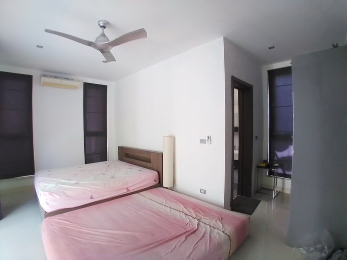 House for sale Mabprachan Pattaya showing the master bedroom suite 