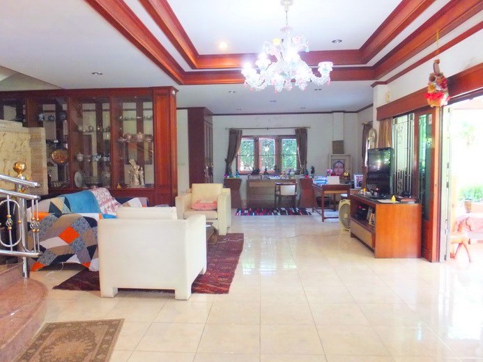 House for Sale Na Jomtien showing the living and dining areas 