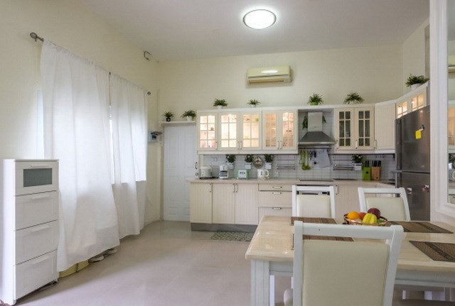 House for sale Pattaya showing the dining and kitchen areas House for sale Pattaya showing the dining and kitchen areas