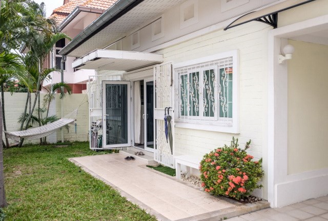 House for sale Pattaya showing the garden and terrace House for sale Pattaya showing the garden and terrace